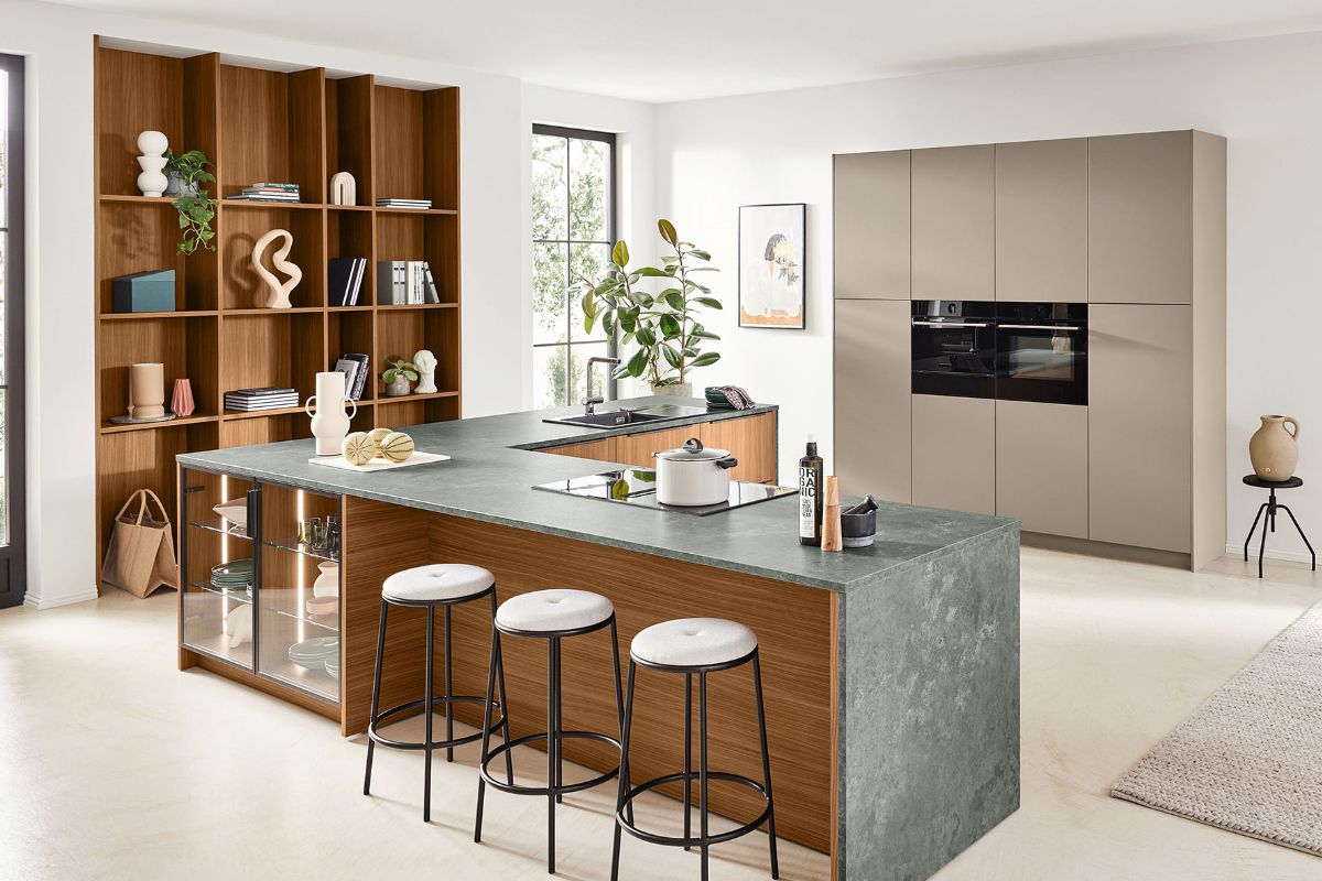 Kuechenstile Ballerina-Design-Inselkueche-Sand-mit-Steinplatte