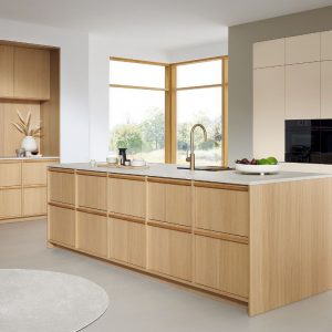 Ballerina Inselküche im Japandi Stil