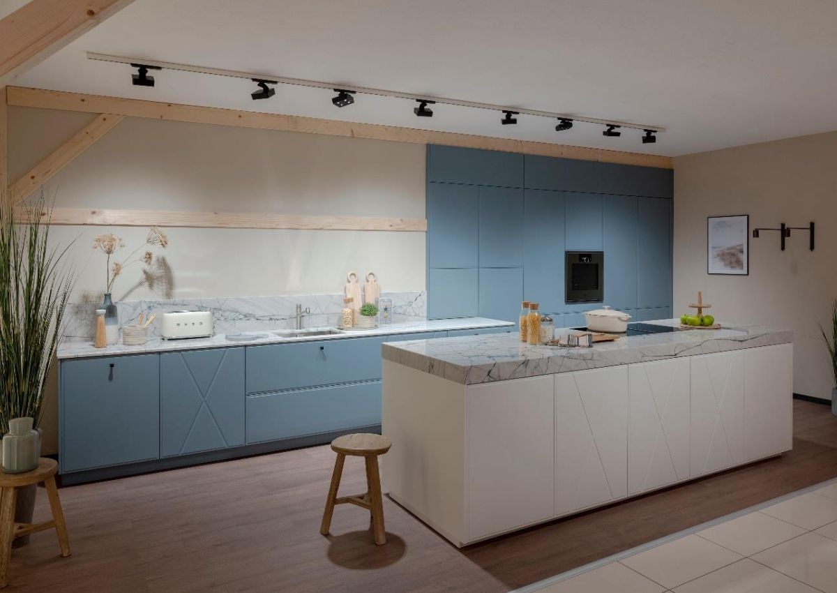 Ballerina-Design-Inselkueche-hellblau