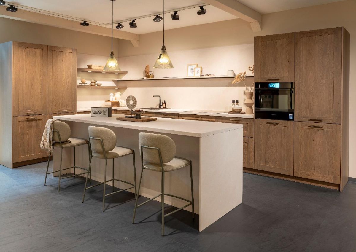 Ballerina-Design-Inselkueche-mit-Vorratsschrank